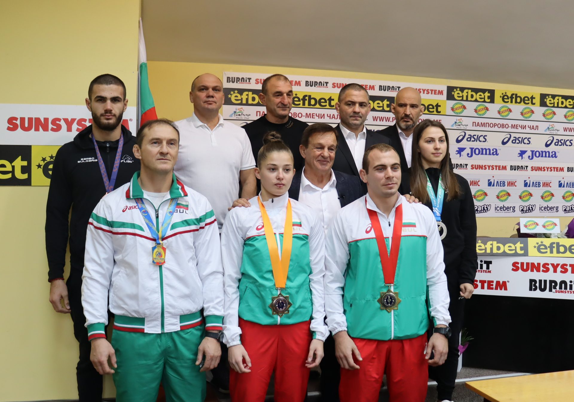 Стоян Саладинов връчи премии на световни шампиони, медалисти и треньори по самбо