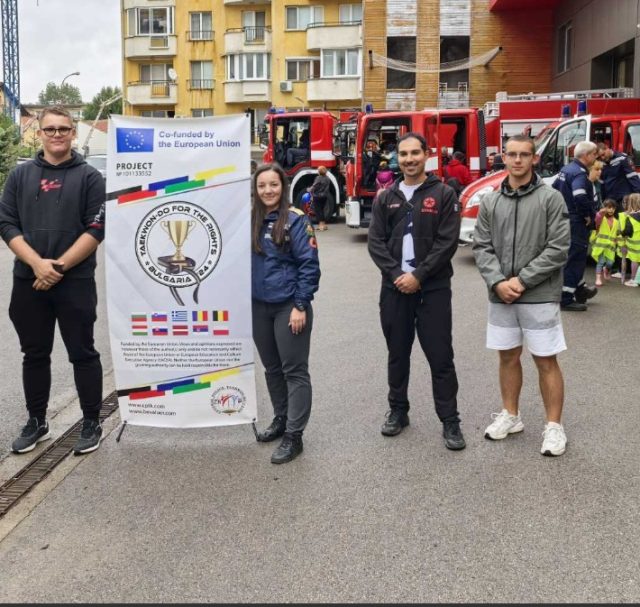 „Taekwondo For The Rights” ни показва примери на млади жени, избрали професията на полицай и пожарникар