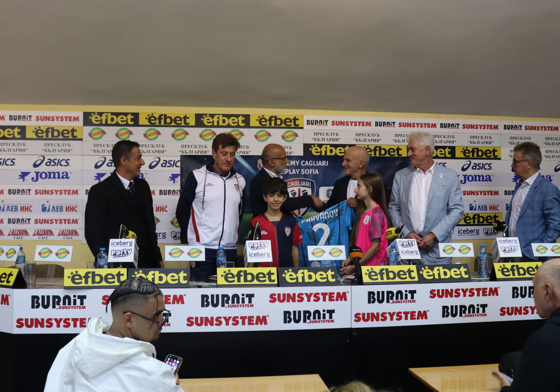 "Каляри" проектира модела у нас за успех на родния футбол. "Ботев София" и 2 училища - в Академията на италианския клуб